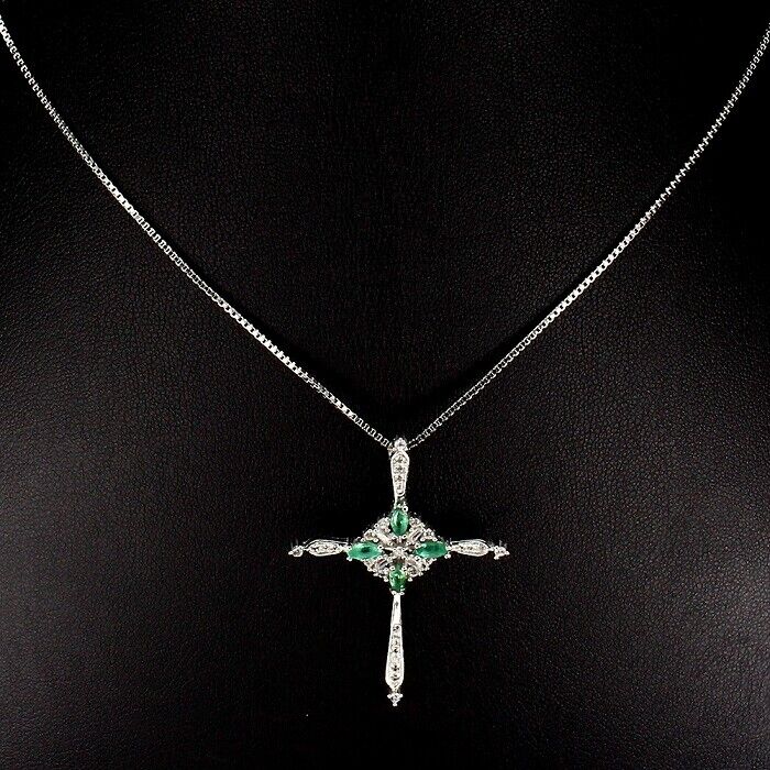 Smaragd Kreuz Collier Halskette aus weißvergoldetem Silber - INARA