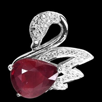 Rubin Schwan Anhänger aus weißvergoldetem Silber - INARA